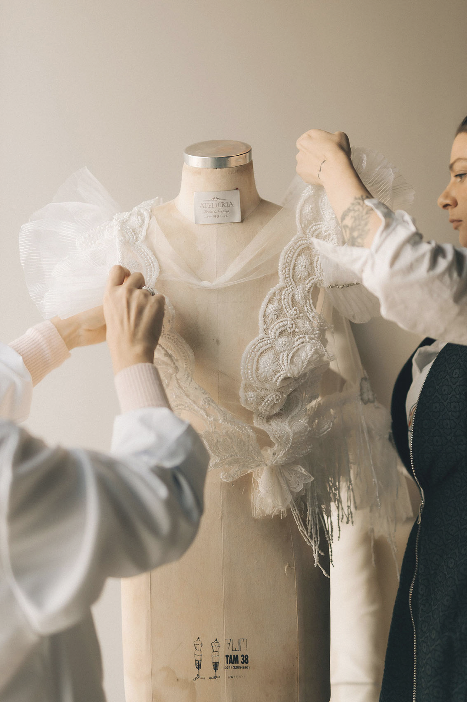Detalhe de tecido e processo de criação no atelier